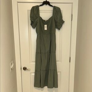 Chic Green Midi Dress with Timeless Elegance